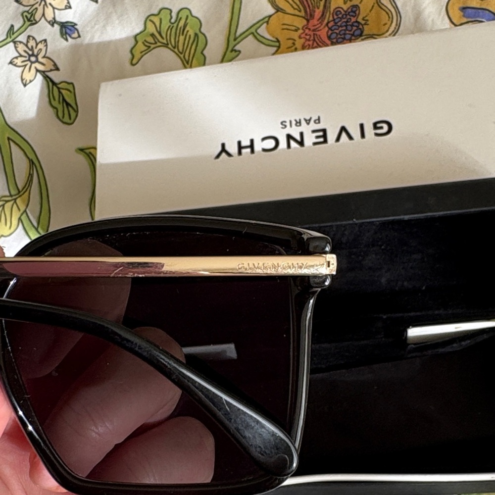 Givenchy GV7430 - Picture 5 of 10